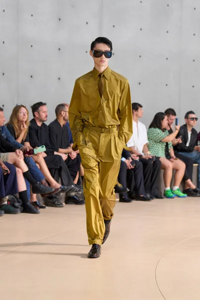 Look 30